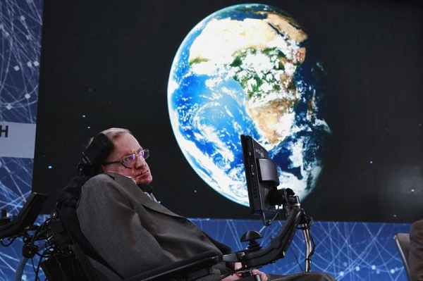 Stephen Hawking là nhà vật lý lý thuyết, nhà vũ trụ học và từng đảm nhiệm vị trí Giám đốc nghiên cứu tại Trung tâm Vũ trụ học lý thuyết tại Đại học Cambridge trước khi ông qua đời vào năm 2018.