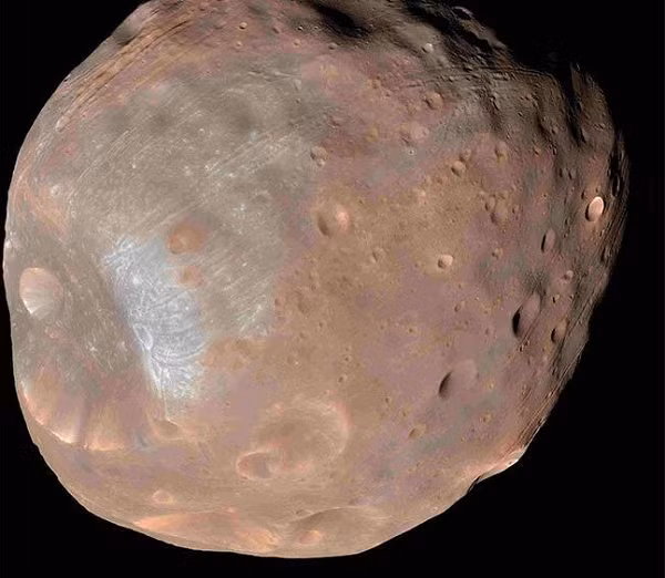 Sao Hoả có 2 vệ tinh tự nhiên là Phobos (sợ hãi) và Deimos (kinh hoàng) đường kính không quá 30 kilomét.