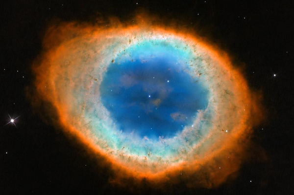 Tháng 5/2013, từ khoảng cách 2.000 năm ánh sáng từ Trái Đất, kính Hubble có thể chụp được hình ảnh một tinh vân có dạng hình nhẫn như tên gọi của nó – Ring Nebula.