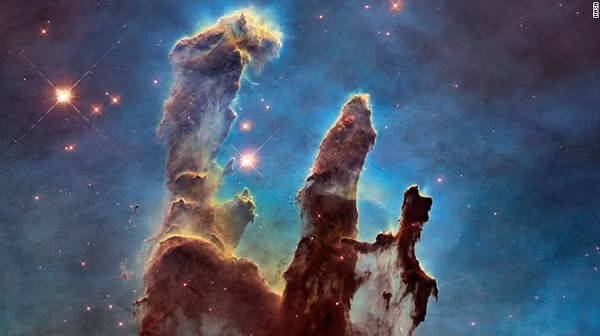 Cột trụ của tinh vân Đại bàng, cách Trái Đất khoảng 6.500 năm ánh sáng.