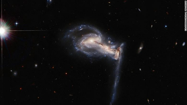 Kính viễn vọng không gian Hubble đã quan sát thấy một bộ ba thiên hà đang vướng vào trong một cuộc giằng co hấp dẫn trong chòm sao Lynx, cách Trái đất khoảng 747 triệu năm ánh sáng.