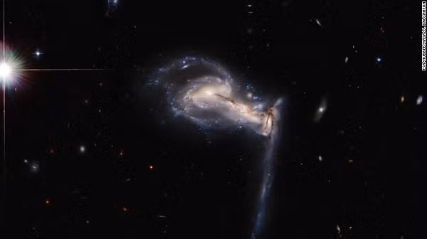 Kính viễn vọng không gian Hubble đã quan sát thấy một bộ ba thiên hà đang vướng vào trong một cuộc giằng co hấp dẫn trong chòm sao Lynx, cách Trái đất khoảng 747 triệu năm ánh sáng.