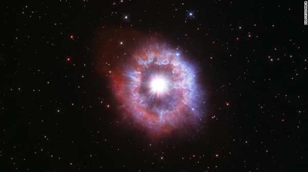 Ngôi sao biến thiên màu xanh lam hiếm gặp AG Carinae, nằm cách Trái Đất 20.000 năm ánh sáng trong dải ngân hà.