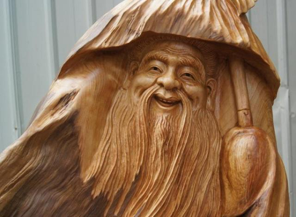 Gỗ Nhai bách có hoa văn nhẵn mịn, tinh tế, hàng trăm lớp vân xếp lớp rất đẹp, trải qua hàng trăm nghìn năm sương gió có mùi thơm dễ chịu, tinh tế và lưu lâu.