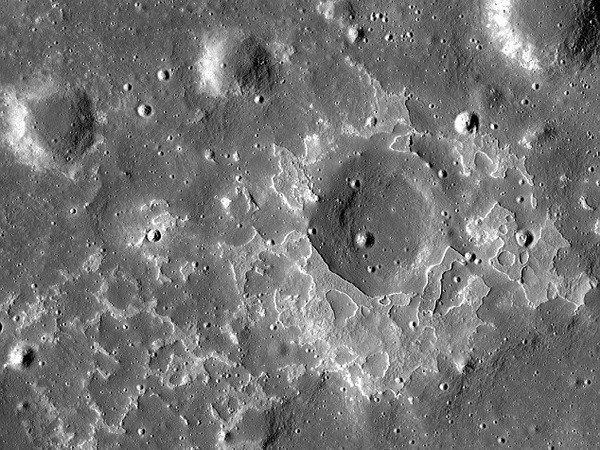 Giả thuyết vụ va chạm lớn cho rằng, Mặt trăng hình thành do một vụ va chạm của Trái đất với một vật thể có kích thước tương đương sao Hỏa là Theia. Vụ va chạm đã thổi bay các khối vật chất của vỏ hành tinh trẻ vào không gian. Lực hấp dẫn liên kết các mảnh vật chất này lại với nhau, tạo thành Mặt trăng.