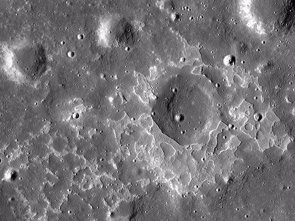 Giả thuyết vụ va chạm lớn cho rằng, Mặt trăng hình thành do một vụ va chạm của Trái đất với một vật thể có kích thước tương đương sao Hỏa là Theia. Vụ va chạm đã thổi bay các khối vật chất của vỏ hành tinh trẻ vào không gian. Lực hấp dẫn liên kết các mảnh vật chất này lại với nhau, tạo thành Mặt trăng.