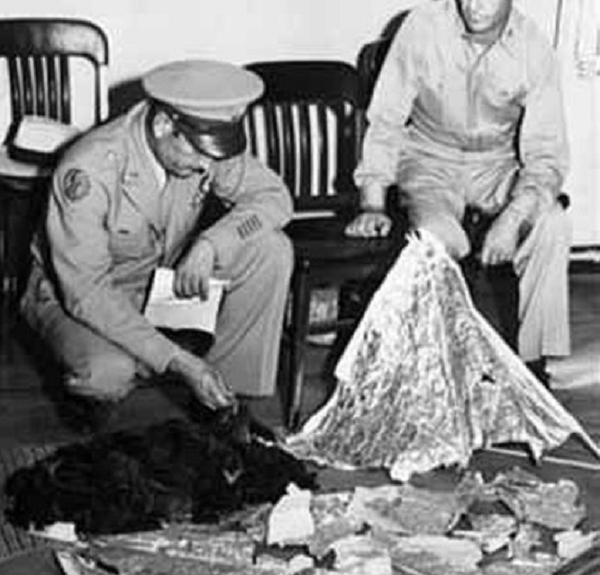 Giả thuyết mới là thi thể người ngoài hành tinh đã được đưa ra khỏi địa điểm gặp nạn và chính phủ Mỹ đã che đậy sự thật về sự kiện UFO tại Roswell.