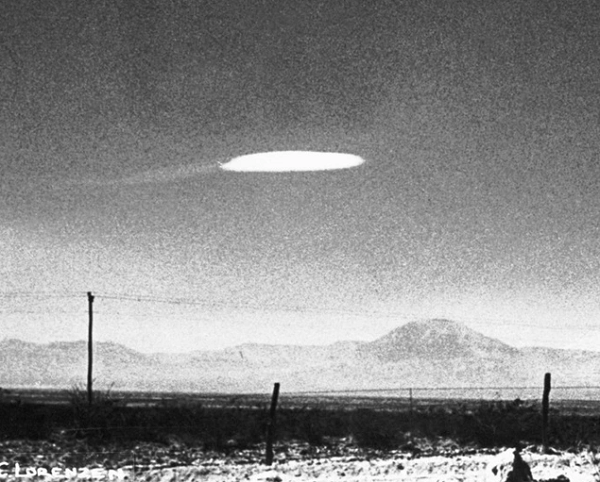 Không quân Mỹ nhanh chóng lên tiếng xác nhận đó là một khinh khí cầu và nhanh chóng khép lại vụ việc mà không giải thích gì thêm. Tuy nhiên, nhiều thập kỷ qua đi, những người ủng hộ UFO và người ngoài hành tinh bắt đầu khơi lại sự việc.