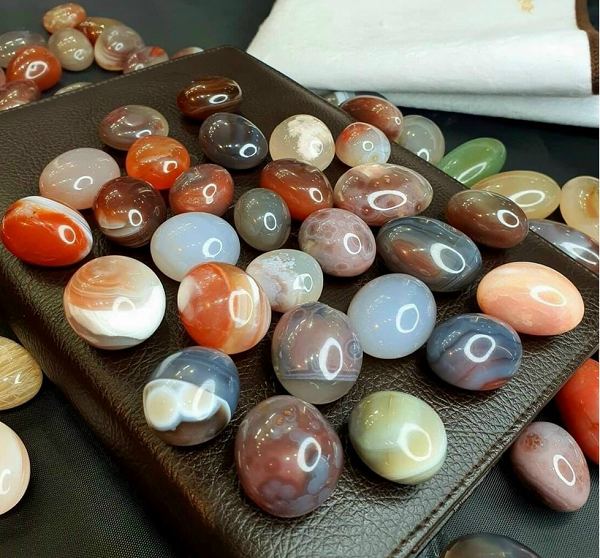 Từ thời Ai Cập cổ đại, mã não đã được sử dụng làm vòng đeo tay, bát, bình đựng… Các loại bùa chú bằng đá mã não thường được sử dụng trong các nghi lễ tôn giáo, chống lại sấm sét, bão tố. Mời các bạn xem video: Khung cảnh thiên nhiên tuyệt đẹp tại các quốc gia ít dân nhất thế giới. Nguồn: Thạch Nguyễn. 