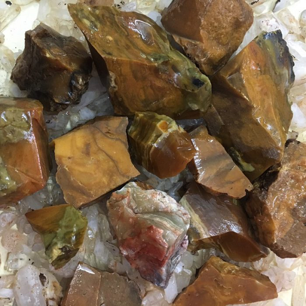 Mã não là một dạng biến thể vi kết tinh của thạch anh (silica), chủ yếu là canxedon, đặc trưng bởi các hạt mịn và màu sáng. Điều này khiến cho mã não đa số có chất lượng ngọc.