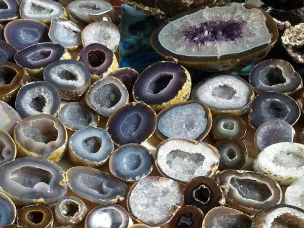 Tuy nhiên, nếu là loại mã não rêu hay mã não đuôi gai, với các loại này thì tạp chất lại khiến giá thành của viên đá cao hơn nhiều. Trong thế giới các loại đá, một trong những nhóm đá phổ biến và phong phú về chủng loại nhất, đó chính là mã não.