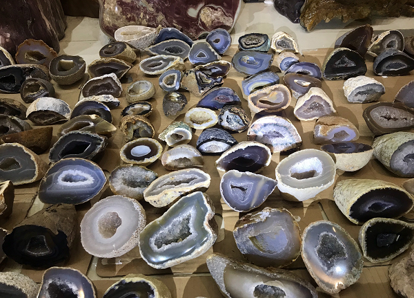 Loại đá mã não đẹp nhất là mã não mắt kính, chúng sở hữu các đường vân tròn đều được xoay quanh tâm. Tuy nhiên lưu ý rằng mã não tự nhiên hoàn toàn không có màu đen tuyền.