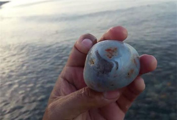 Tiểu Lưu sống ở Giang Tô, Trung Quốc đã vô tình nhặt được một viên đá có vẻ đẹp đặc biệt trong lúc đi dạo bên hồ và mang về nhà. Sau khi nhờ người xem giúp, anh chàng này phát hiện ra mình "nhặt được cả đống tiền".