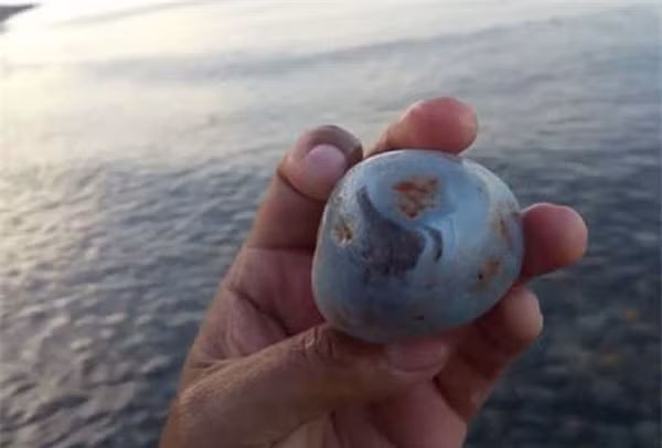 Tiểu Lưu sống ở Giang Tô, Trung Quốc đã vô tình nhặt được một viên đá có vẻ đẹp đặc biệt trong lúc đi dạo bên hồ và mang về nhà. Sau khi nhờ người xem giúp, anh chàng này phát hiện ra mình "nhặt được cả đống tiền".