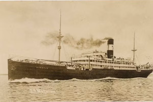 Với trọng lượng gần 10.000 tấn, con tàu SS Waratah dài 152m khi đó chở theo 211 người và cho đến ngày nay người ta vẫn chưa tìm thấy tàn tích của con tàu hay những hành khách xấu số của nó.