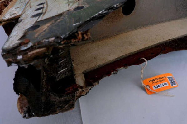 Một cuộc tìm kiếm rộng lớn đã diễn ra trên khắp Ấn Độ Dương và Biển Đông. Mãi cho đến năm 2015, mảnh vỡ đầu tiên của nó dạt vào bờ biển Réunion, ở Ấn Độ Dương. Không ai biết tai nạn do lỗi máy móc hay phi công cố tình làm rơi máy bay.