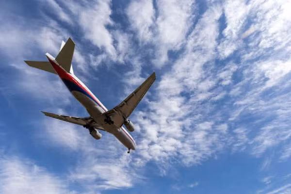 Vụ mất tích của máy bay MH 370 (hãng hàng không Malaysia Airlines) cũng tương tự như vậy. Máy bay biến mất vào ngày 8-3-2014, trên hành trình từ Kuala Lumpur đến Bắc Kinh, trên khoang chở 239 người.