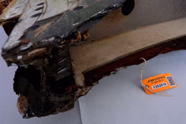 Một cuộc tìm kiếm rộng lớn đã diễn ra trên khắp Ấn Độ Dương và Biển Đông. Mãi cho đến năm 2015, mảnh vỡ đầu tiên của nó dạt vào bờ biển Réunion, ở Ấn Độ Dương. Không ai biết tai nạn do lỗi máy móc hay phi công cố tình làm rơi máy bay.