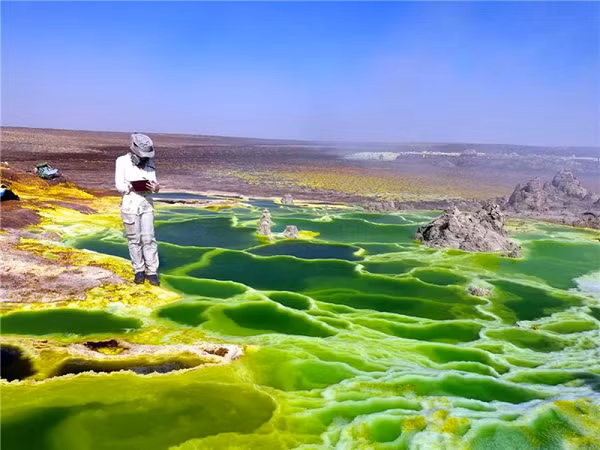 "Đó là địa ngục! Không chỉ khó vào mà khi vào sâu, bạn còn phải đối mặt với nhiệt độ cao và khí độc nóng rát mà người bình thường không thể chịu nổi", Felipe Gomez Gomez thuộc Trung tâm Sinh vật học Vũ trụ ở Madrid, Tây Ban Nha cho biết.