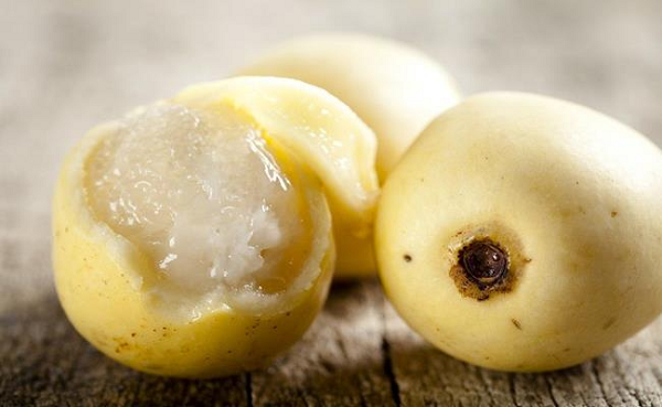 Dầu Marula được làm từ nhân của hạt và được sử dụng để làm mỹ phẩm. Vỏ của cây khá hữu ích để điều trị các triệu chứng của dự phòng sốt rét.