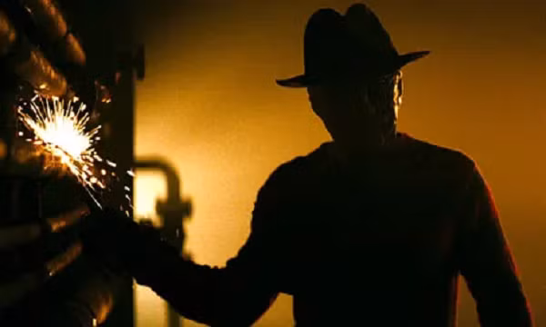 Tưởng rằng Freddy chỉ đơn thuần là một ý tưởng hư cấu nhưng thật ra, câu chuyện này bắt đầu khi đạo diễn Wes Craven vô tình đọc được một bài báo đưa tin về những cái chết bí ẩn của hàng loạt người Đông Nam Á vào những năm 70-80.