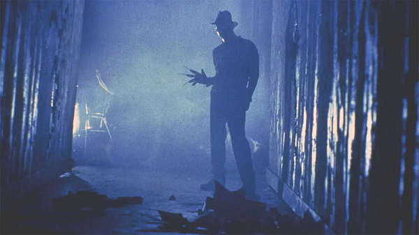 Tên sát nhân Freddy Krueger với gương mặt chằng chịt sẹo đỏ, hàm răng lởm chởm, đầu đội chiếc nón phớt, tay đeo móng suốt sắc lẻm đã trở thành một trong những hình tượng nổi tiếng nhất trong thể loại phim kinh dị.