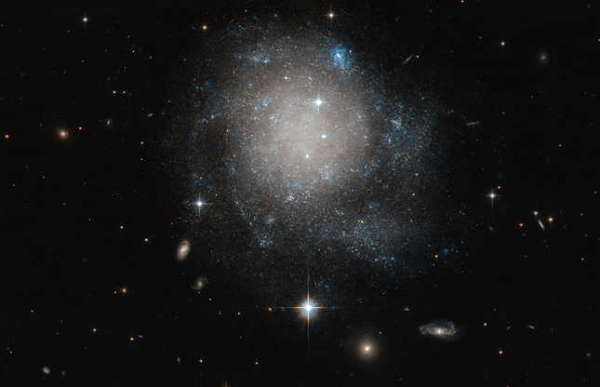 Trước đây, kính thiên văn Hubble cũng ghi lại nhiều hình ảnh tuyệt đẹp về các thiên hà trong vũ trụ. Đây là hình ảnh của thiên hà UGC 12588 dường như có những đặc điểm khác với nhiều thiên hà xoắn ốc khác.