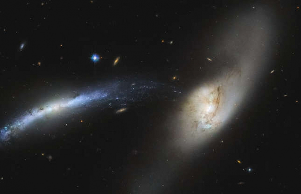 Kính thiên văn Hubble đã ghi lại hình ảnh thiên hà NGC 2799 (trái) dường như đang tiến về phía thiên hà NGC 2798 (phải). Hai thiên hà có thể sẽ sáp nhập với nhau nhưng quá trình này sẽ kéo dài hàng trăm triệu cho tới hơn 1 tỷ năm.