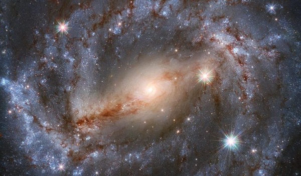 Thiên hà NGC 1385 đặc biệt phát sáng rực rỡ trong không gian sâu thẳm và được ví như một "viên ngọc vũ trụ", nằm trong chòm sao Thiên Lô (Fornax), cách Trái đất khoảng 68 triệu năm ánh sáng.