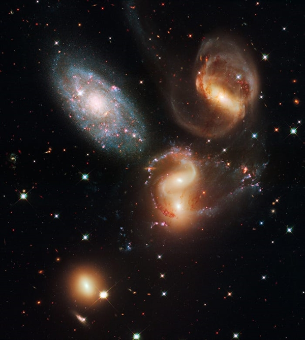 Stephan's Quintet là một nhóm nhỏ gồm năm thiên hà trong chòm sao Pegasus.