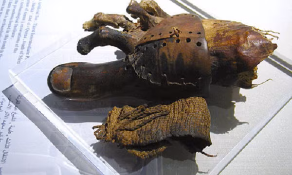 Từ trước đến nay, chúng ta đã phát hiện ra nhiều bằng chứng cho thấy việc "xuyên không" hoàn toàn có thể xảy ra. Một trong những bằng chứng đầu tiên về bí ẩn xuyên không là ngón chân giả được làm bằng gỗ, có niên đại cách ngày nay 3000 năm được phát hiện ở Ai Cập.