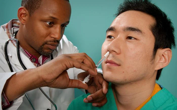 “Các vắc xin được sử dụng bằng cách xịt mũi thậm chí có thể hiệu quả hơn chống lại COVID-19 vì có khả năng sản xuất các globulin miễn dịch, tế bào lympho B và tế bào lympho T trực tiếp ở niêm mạc mũi, nơi tạo thành điểm xâm nhập chính của virus”, các nhà khoa học cho biết.