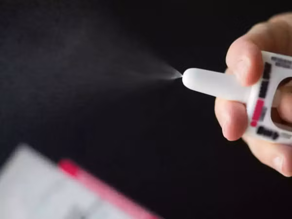 Ngược lại, vắc xin xịt mũi có hiệu lực mạnh tại mũi. Virus SARS-CoV-2 là chủng virus đường hô hấp nên tạo phản ứng kháng thể tại mũi chắc chắn là giải pháp tốt hơn.