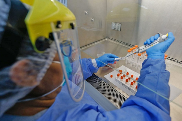 Mục tiêu phải là "giảm việc nhiễm virus và lây truyền bệnh ở những người đã được tiêm chủng". Các nhà khoa học cũng cảnh báo, khi vắc xin ngày càng được tiêm nhiều hơn, lợi thế lây nhiễm của một loại virus kháng vắc xin sẽ tăng lên.