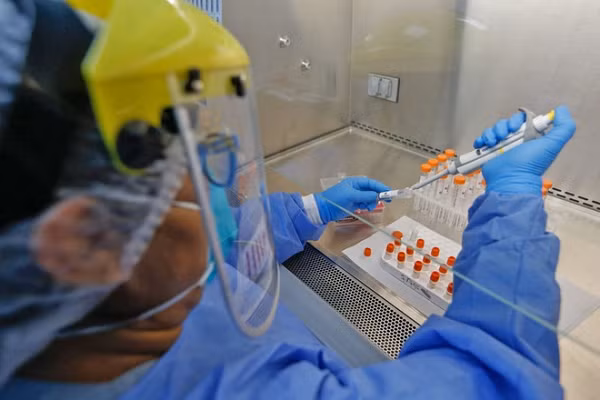 Mục tiêu phải là "giảm việc nhiễm virus và lây truyền bệnh ở những người đã được tiêm chủng". Các nhà khoa học cũng cảnh báo, khi vắc xin ngày càng được tiêm nhiều hơn, lợi thế lây nhiễm của một loại virus kháng vắc xin sẽ tăng lên.