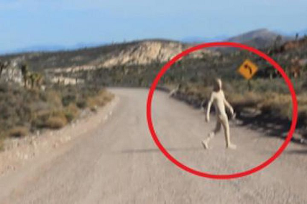 Tin đồn Khu vực 51 xuất hiện các vật thể bay không xác định (UFO) nổi lên cuối những năm 80 của thế kỷ trước, sau khi một người đàn ông có tên Bob Lazar tuyên bố rằng ông từng làm việc tại Khu vực 51 với tư cách một nhà vật lý.