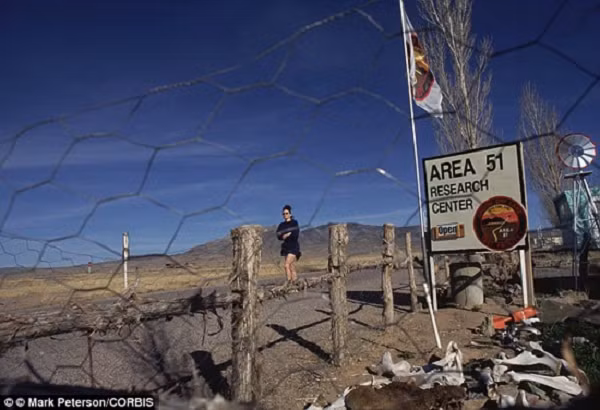 Khu vực 51 được chính phủ Mỹ bảo vệ một cách đáng “ghen tị”, cả về phương diện truyền thông và diện mạo thực tế. Và chắc chắn Chính phủ sẽ không cho phép người nào đó đến gần cơ sở này.