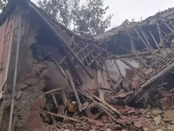 Sau khi thức giấc, vợ chồng anh Piana đã nhận ra những vết nứt há miệng trên tường cùng những miếng thạch cao rơi từ trần nhà. Sau đó, cặp đôi này lao ra xe nhưng bị mắc kẹt trước biển bùn.