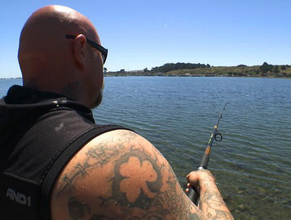 James White (ngư dân ở thành phố Rohnert Park) đang câu cá ở Vịnh Bodega và để chú chó cưng Darby trong xe, ở bãi đỗ xe cách chỗ anh câu cá khoảng chục mét.