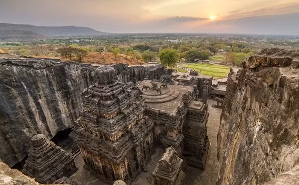 Đền Kailasa là công trình kiến trúc nguyên khối lớn nhất thế giới được chạm khắc hoàn toàn thủ công từ một tảng đá duy nhất. Quá trình và cách thức xây dựng đền cho đến nay vẫn là một điều bí ẩn.