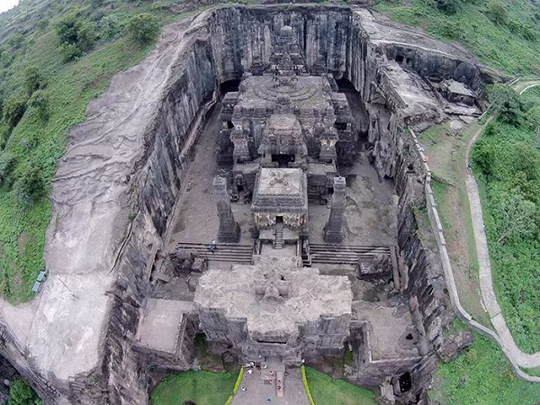  Tuyệt phẩm của người ngoài hành tinh được nhắc đến ở đây là đền Kailasa. Ngôi đền cách thành phố Aurangabad (Maharashtra, Ấn Độ) 29km về phía Tây Bắc. Là một phần trong quần thể hang động Ellora nổi tiếng, nơi tập hợp 34 ngôi đền và tu viện