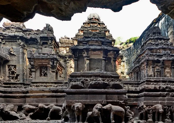 Trước chính điện là tượng con bò Nandi – vật cưỡi của thần Shiva. Những bức chạm khắc khổng lồ trên đá ở đây mô tả các vị thần Hindu. Ngôi đền này là một ví dụ đáng chú ý của kiến trúc Dravidian trong thế kỷ thứ 8 do tỷ lệ chạm khắc gần như chính xác hoàn hảo.