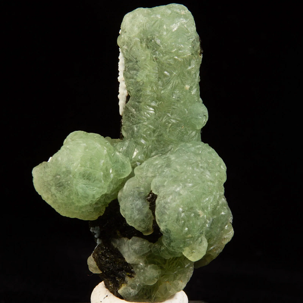 Prehnite được biết đến là một loại inosilicate của canxi và nhôm với công thức: Ca 2 Al (AlSi 3 O 10) (OH) 2. Loại đá này có khá nhiều màu sắc, biến đổi tùy theo thành phần và khu vực được hình thành từ không màu đến xám sang vàng, vàng-lục hoặc trắng.