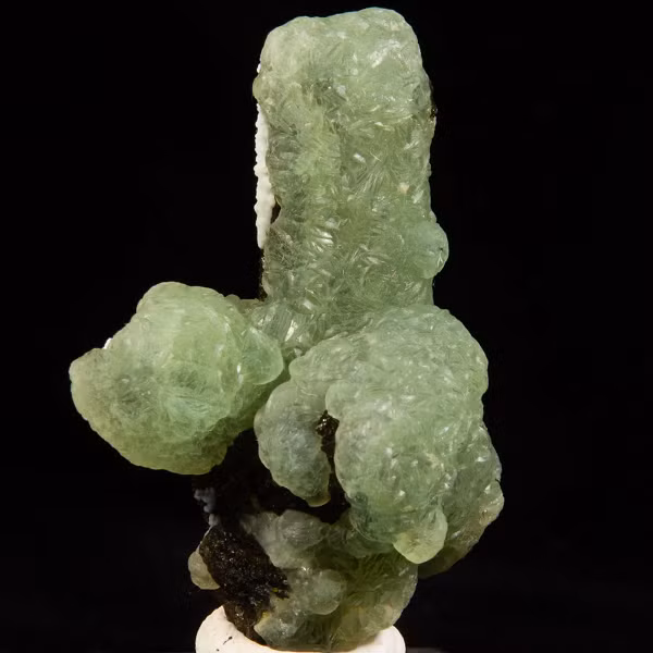 Prehnite được biết đến là một loại inosilicate của canxi và nhôm với công thức: Ca 2 Al (AlSi 3 O 10) (OH) 2. Loại đá này có khá nhiều màu sắc, biến đổi tùy theo thành phần và khu vực được hình thành từ không màu đến xám sang vàng, vàng-lục hoặc trắng.