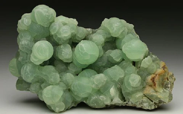 Đá Prehnite được tạo thành từ các lỗ hổng trong dung nham bazan. Người ta biết đến loại đá này lần đầu tiên vào năm 1788 cho một sự xuất hiện ở cá heo Karoo ở Cradock , tỉnh Đông Cape , Nam Phi.