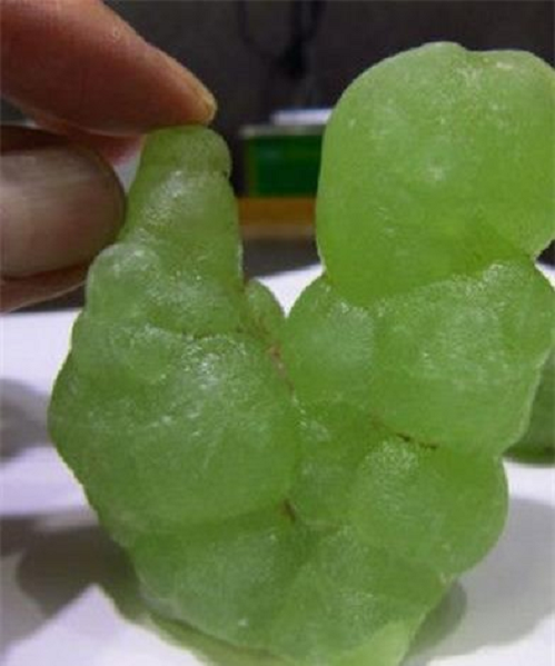 Viên đá do rất nhiều khối tròn nhỏ dính vào nhau mà tạo thành, quan sát kỹ thấy viên đá có nhiều đường vân mờ. Bề mặt như phủ một lớp phấn trắng và rất cứng.