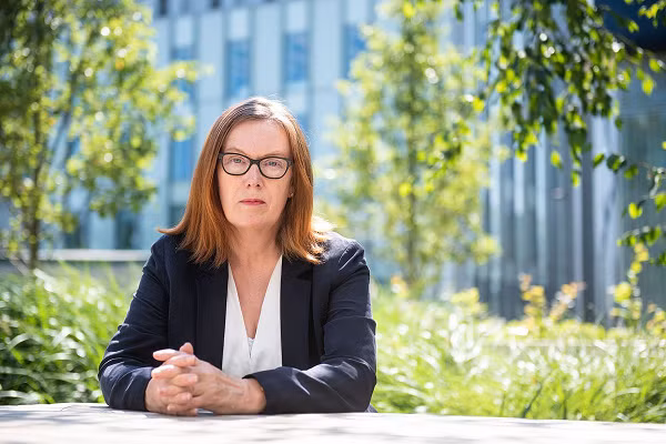 Đến giai đoạn thử nghiệm, 3 người con của Gilbert, các chàng trai sinh ba 21 tuổi, đều theo học ngành hóa sinh, đã quyết định tham gia thử nghiệm vắc xin mà không hề sợ hãi vì hoàn toàn tin tưởng vào mẹ của mình.