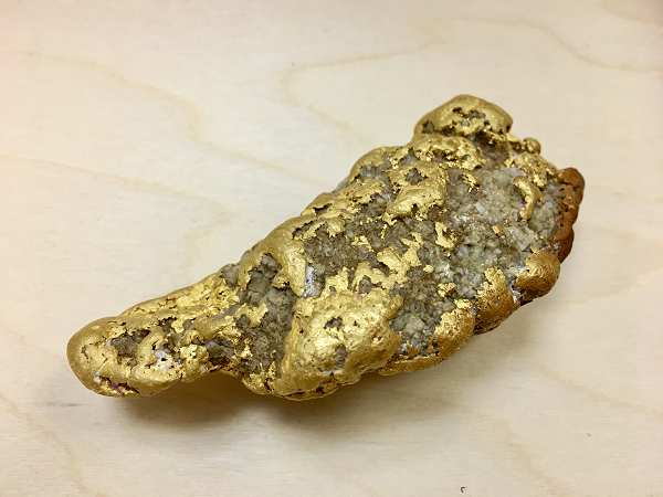 Vàng nguyên chất quá mềm không thể dùng cho việc thông thường nên chúng thường được làm cứng bằng cách tạo hợp kim với bạc, đồng và các kim loại khác.