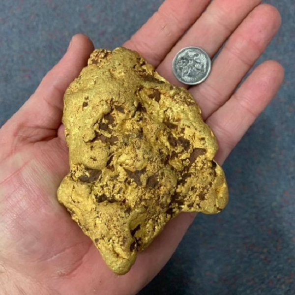 Để phân biệt chất lượng vàng, thông thường người ta còn dựa vào tuổi vàng hay còn gọi chất lượng vàng. Loại vàng 10 tuổi là loại vàng tốt nhất, hầu như không lẫn tạp chất (tỷ lệ chỉ 0.01%).