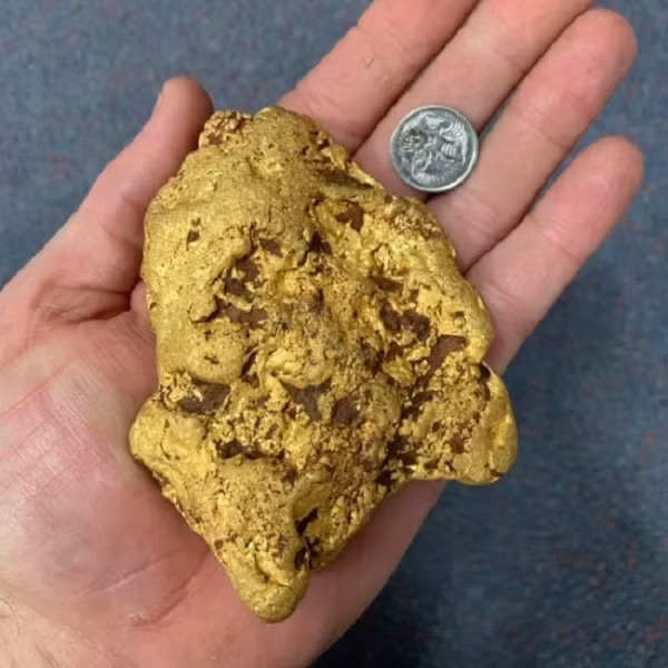 Để phân biệt chất lượng vàng, thông thường người ta còn dựa vào tuổi vàng hay còn gọi chất lượng vàng. Loại vàng 10 tuổi là loại vàng tốt nhất, hầu như không lẫn tạp chất (tỷ lệ chỉ 0.01%).